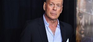 Bruce Willis szinte teljesen kopaszra nyírta a lányát a karanténban – videó