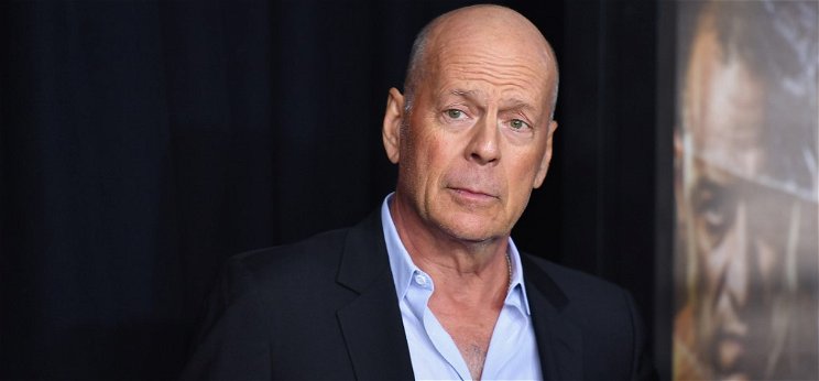 Bruce Willis szinte teljesen kopaszra nyírta a lányát a karanténban – videó