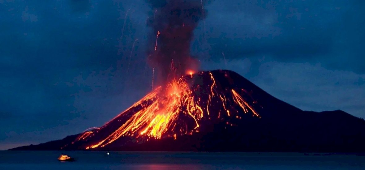 Hatalmas erővel tört ki újra Indonézia egyik legveszélyesebb vulkánja – videó