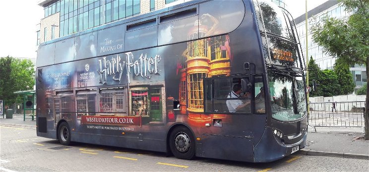 Varázslatos: Harry Potter-buszokkal szállítják a kórházi dolgozókat