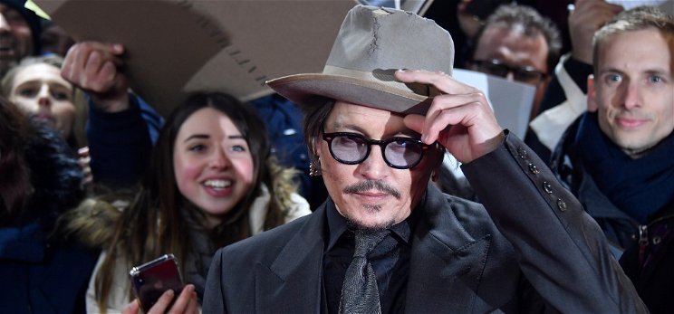 Az Insta-regisztáció után egy rockzenésszel állt össze Johnny Depp