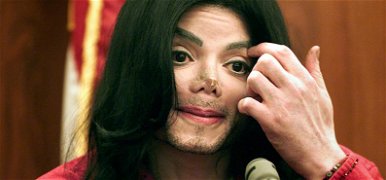 Michael Jackson műanyag műorrokat hordott az utolsó éveiben?