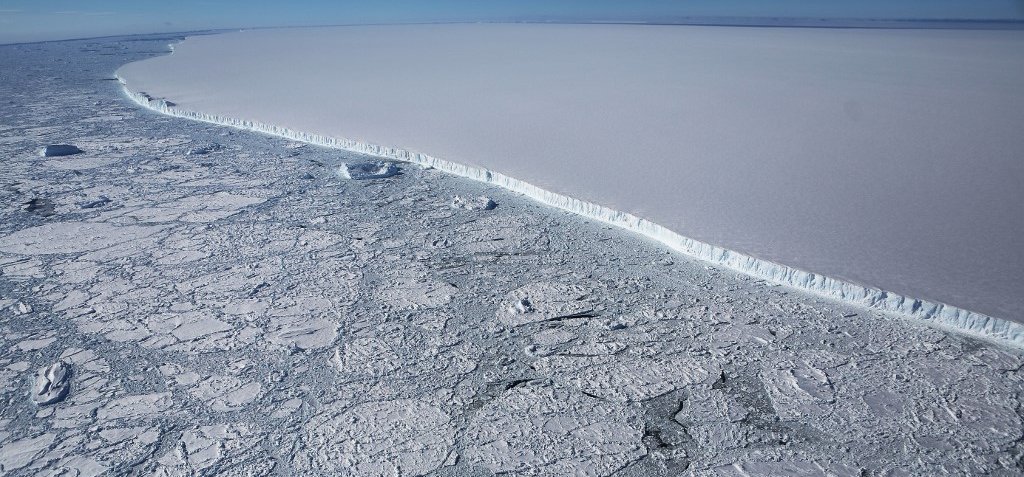 Töredezni kezdett a világ legnagyobb jéghegye – videó