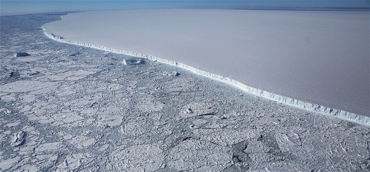 Töredezni kezdett a világ legnagyobb jéghegye – videó