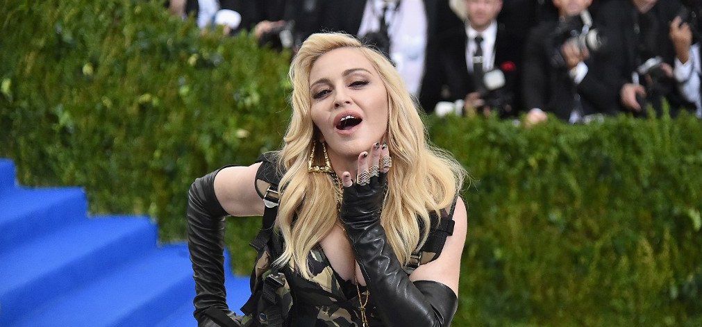 Madonna pasija 27 éves lett, enyelgős képekkel ünnepeltek