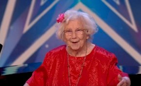 Egy 96 éves, Alzheimer-kóros néni éneke hódította meg az emberek szívét – videó