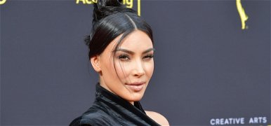 Kim Kardashian szexi fehérneműben teszi rendbe a gardróbját