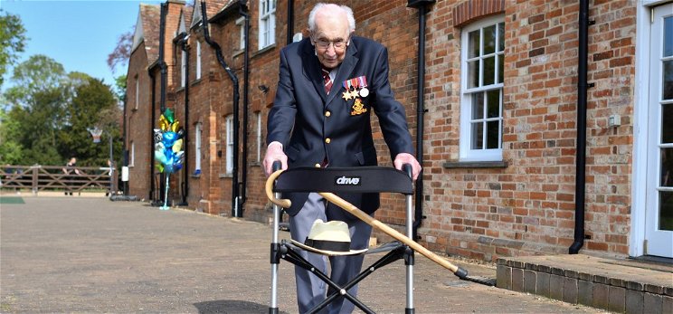 Lovaggá ütik a brit egészségügynek pénzt gyűjtő százéves katonát