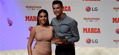 Le fog esni az állad Cristiano Ronaldo barátnőjének fenekétől