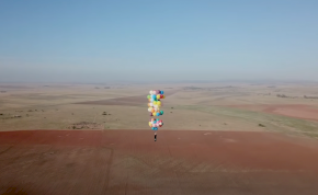 Száz darab lufival a székéhez kötözve az egekbe emelkedett egy férfi, 25 kilométert repült – videó