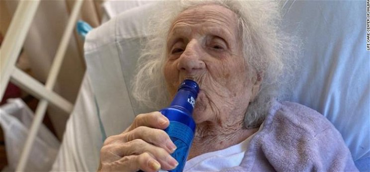 Túlélte a koronavírust a 103 éves néni, jól meg is ünnepelte