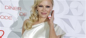Pamela Anderson továbbra is hordja a Baywatch-ruhát