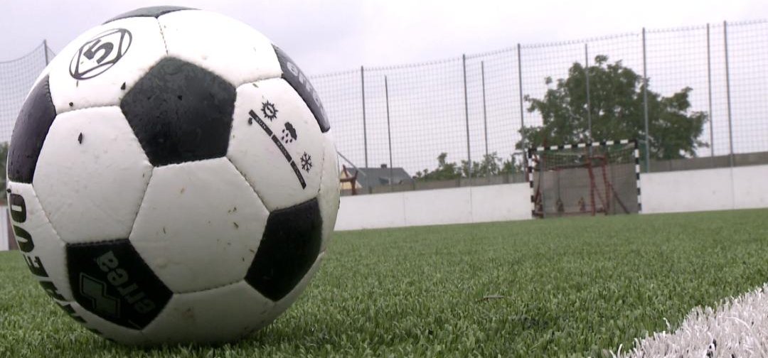 Újabb műfüves focipályákat adtak át Nyíregyházán