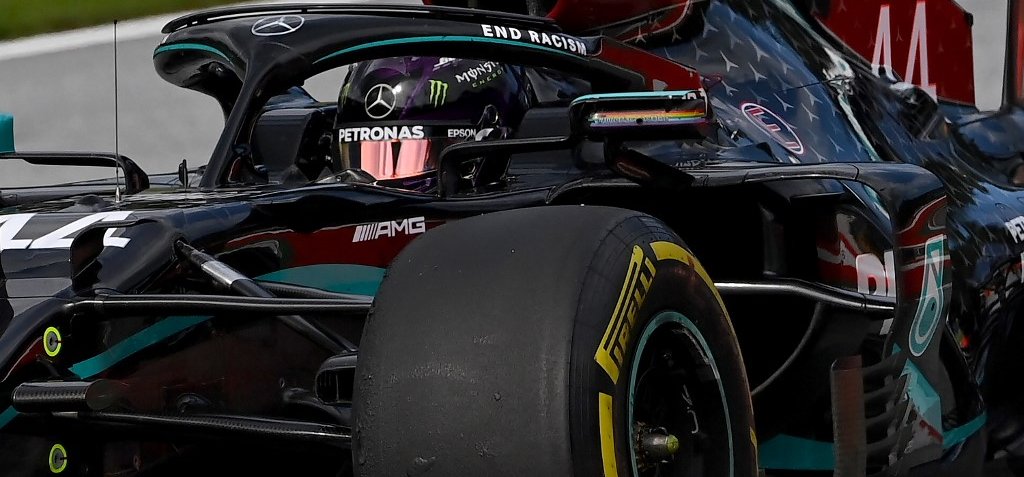 Áll a bál a Mercedesnél, Lewis Hamilton több pénzt akar