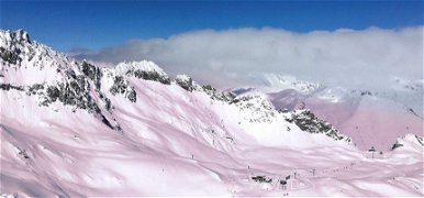 Csodálatos, de érthetetlen: miért lett rózsaszín a hó az Alpokban?