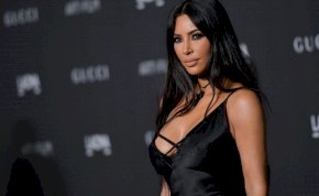 Kim Kardashian úgy kidobta a melleit, hogy fel sem tűnik az új haja – kép