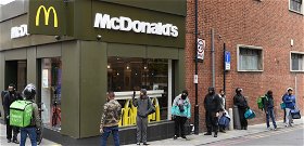 Csúnyán megvertek egy McDonald’s-os alkalmazottat – videó