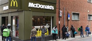 Csúnyán megvertek egy McDonald’s-os alkalmazottat – videó
