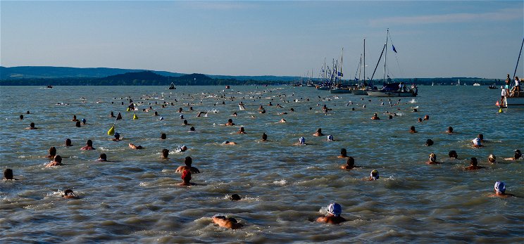 Új rekord: ilyen gyorsan még sosem úszták át a Balatont