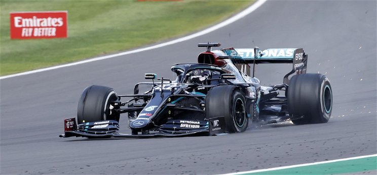 Defektes gumival nyerte meg a brit nagydíjat Lewis Hamilton