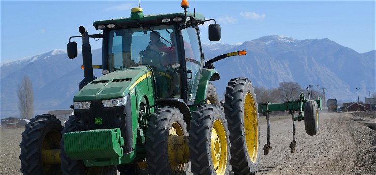 Egy brit férfi beismerte, hogy életében már 450 traktorral közösült