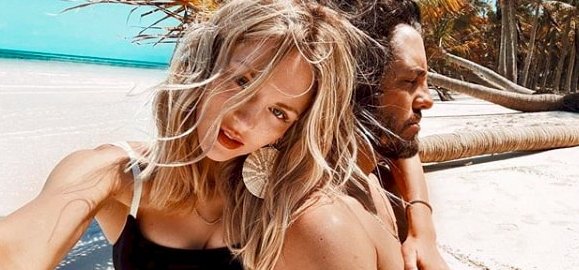 69-es pózban tornázik a tengerparton a szexi szupermodell és barátja – videó