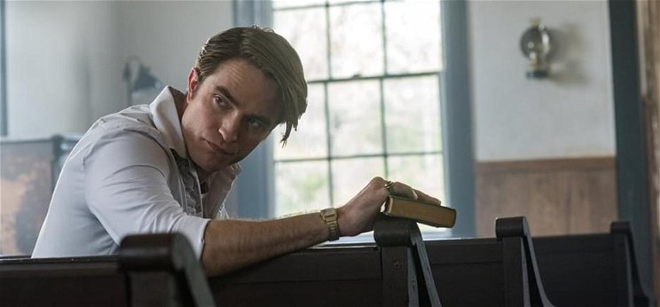 Robert Pattinson egy vödörnyi pókot önt a fejére az új filmjében – előzetes