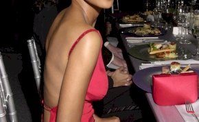 Halle Berry szexi bugyiban gördeszkázik - fotó