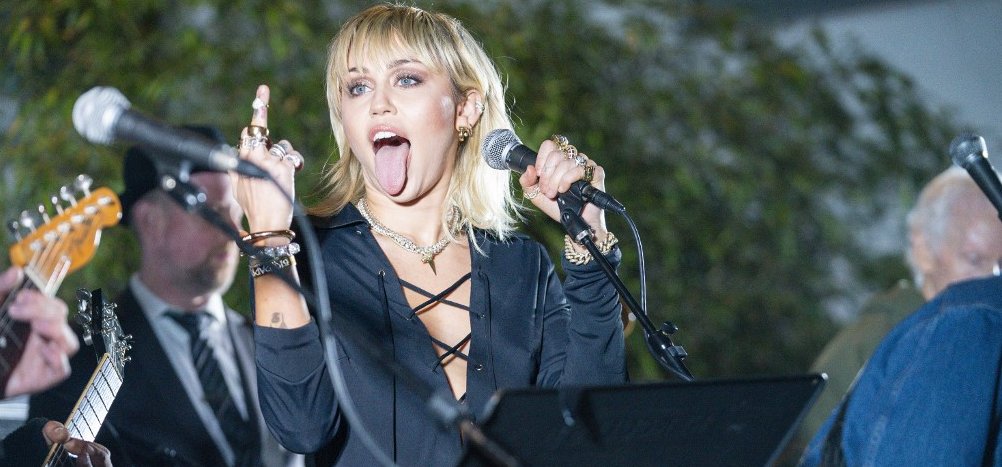 Miley Cyrus igazán dögös az új klipjében: itt a Midnight Sky
