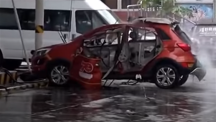 Felrobbant egy villanyautó, méghozzá töltés közben - videó