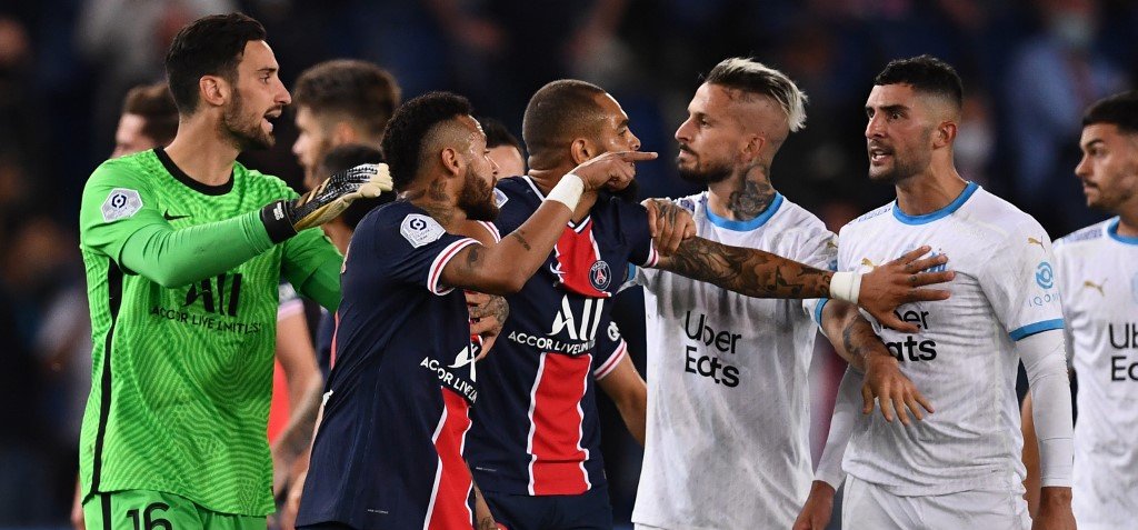 Kakaskodás, ütés, rúgás – öt piros a franciák klasszikusán, Neymar agya is elborult