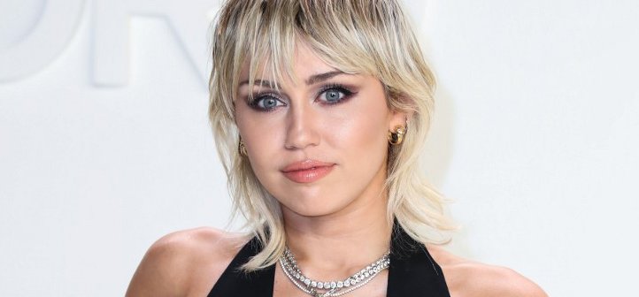 Miley Cyrus szexi tánc közben vetkőzött félmeztelenre – videó