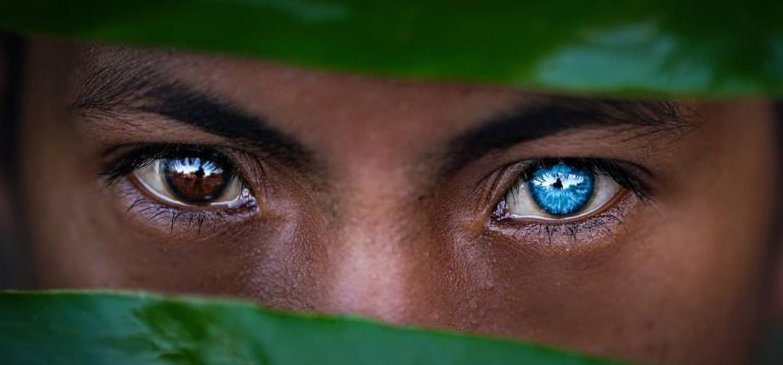 Az indonéz törzs, ahol mindenkinek kék a szeme
