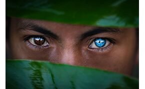 Az indonéz törzs, ahol mindenkinek kék a szeme