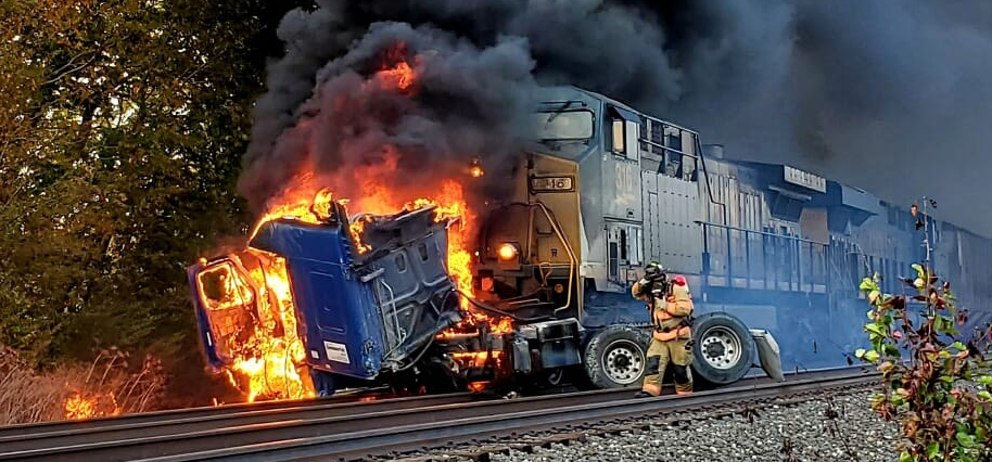Szabályosan rommá zúzta a tehervonat a kamiont – videó