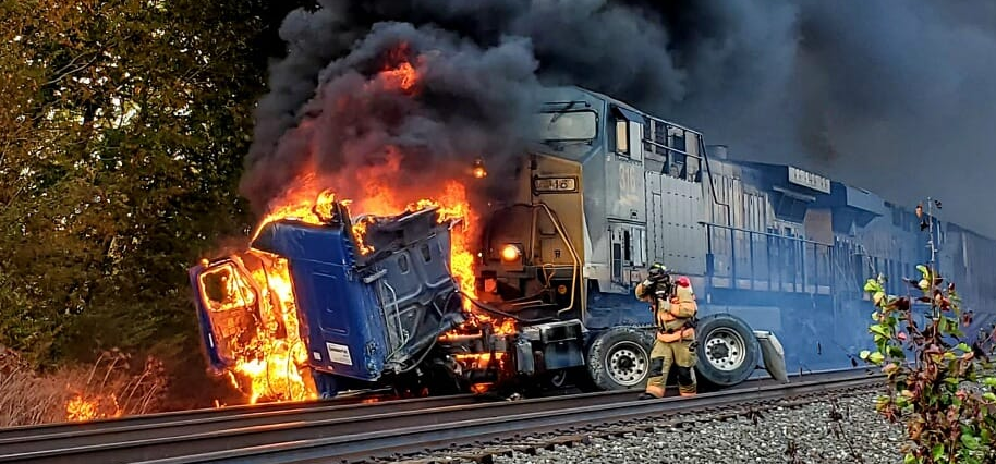 Szabályosan rommá zúzta a tehervonat a kamiont – videó