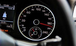 Autóba épített sebességszabályozó szüntetheti meg a gyorshajtásokat