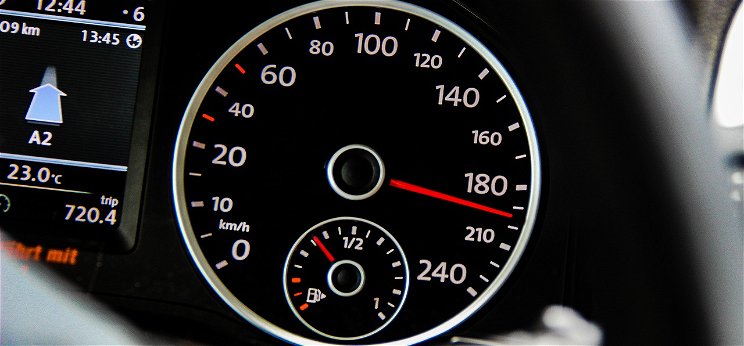 Autóba épített sebességszabályozó szüntetheti meg a gyorshajtásokat
