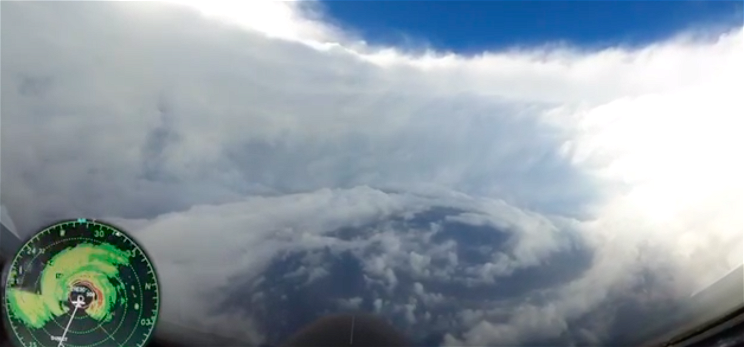 Lélegzetelállító: egy pilóta berepült egy hurrikán közepébe - videó