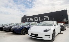 Hibázott a Tesla – 50 ezer autót hívnak vissza