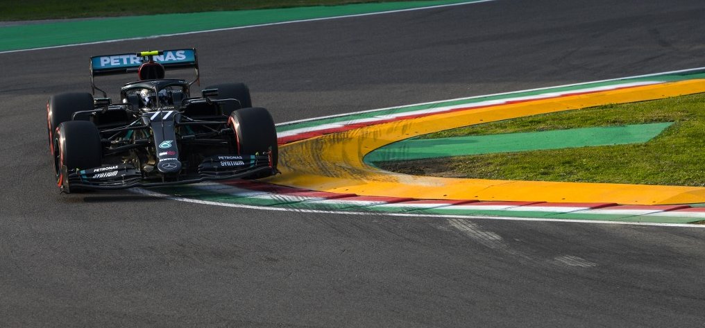 Forma-1: Lewis Hamilton most fejet hajtott a másik Mercedes előtt