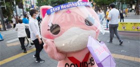 Japánban egy imádnivaló, rózsaszín macska lett a koronavírus elleni küzdelem kabalája