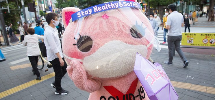 Japánban egy imádnivaló, rózsaszín macska lett a koronavírus elleni küzdelem kabalája