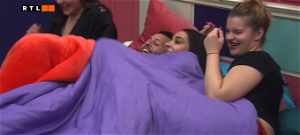 Való Világ 10: egyszerre három lány bújt be Renátó ágyába – videó