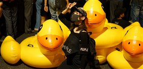 Az óriási, felfújható, sárga gumikacsa lett a demokrácia jelképe Thaiföldön