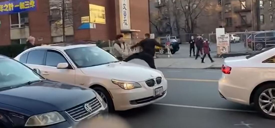Négyen is kórházba kerültek, egy parkolóhelyért folyó verekedés után – videó