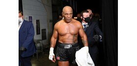 Mike Tyson füvezett a Roy Jones Jr. elleni meccse előtt
