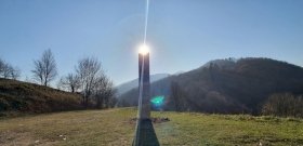 Rejtélyes fémoszlopot találtak egy hegy tetején a Kárpátok lábánál, pancser UFO-k állhatnak a háttérben - fotó