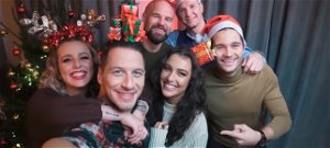 Tóth Andiék Justin Bieberrel varázsolnak karácsonyi hangulatot – videó