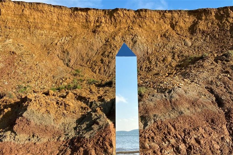 Földönkívüliek szálltak partra Angliában? Az eddigi legszebb monolitot találták meg egy tengerparton - fotó